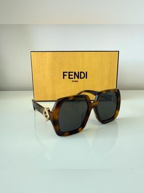NEW!!! Fendi oversized women sunglasses FE40139F 53A Authentic